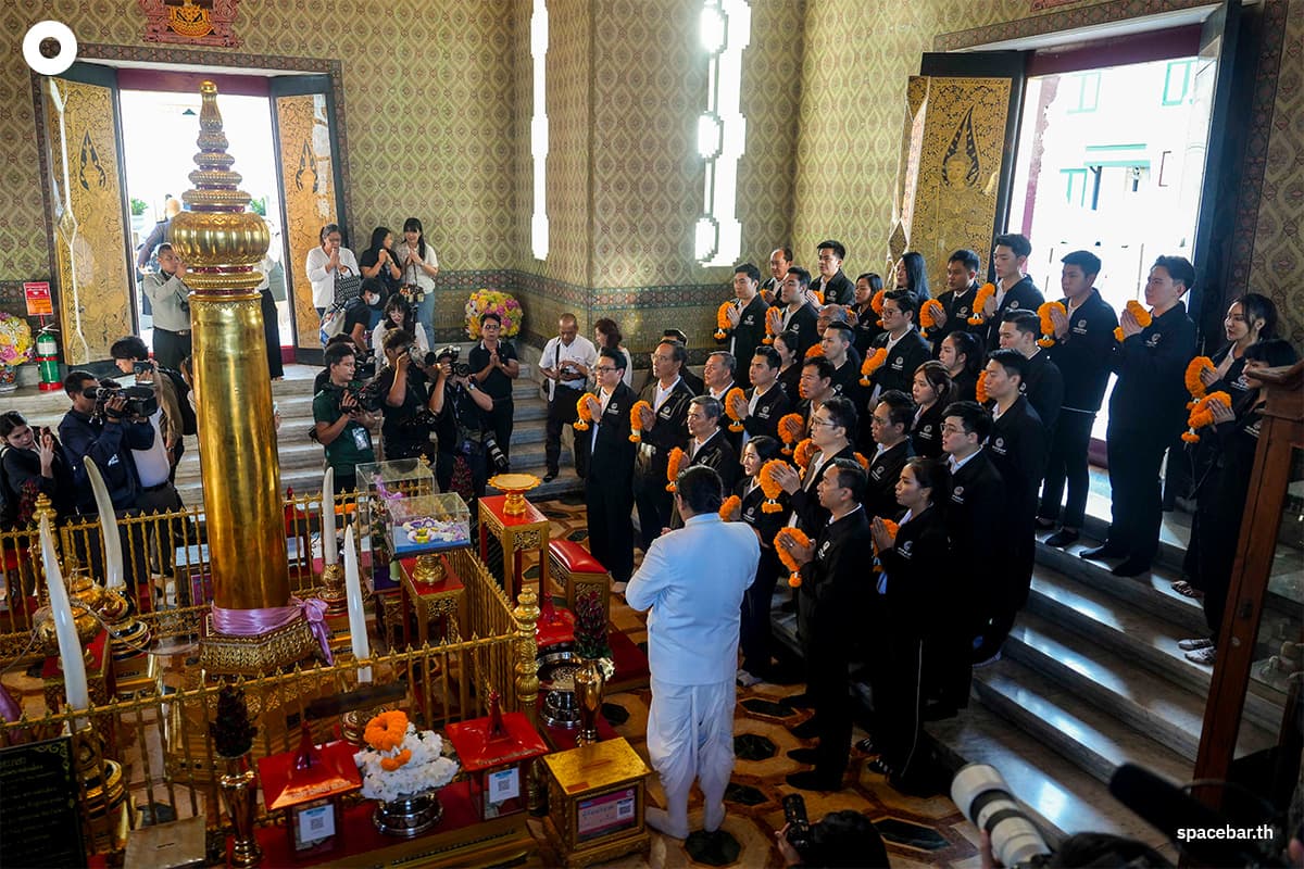 PhotoStory-พรรคประชาธิปัตย์นำผู้สมัคร สส.กทม. 33 เขต สักการะศาลหลักเมือง