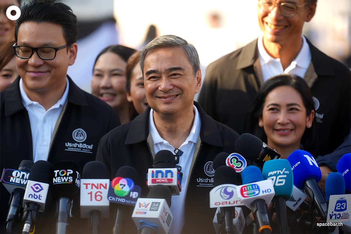 abhisit-leads-33-democrat-party-bangkok-candidates-to-city-pillar-shrine-SPACEBAR-Photo09-1.jpg