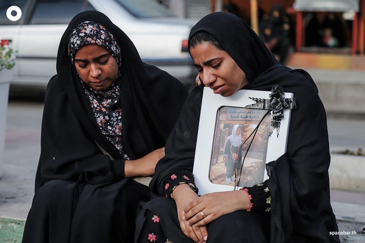 ภาพนี้ได้มาจากสำนักข่าว ISNA ของอิหร่าน แสดงให้เห็นผู้คนเข้าร่วมพิธีศพของเด็กๆ ที่เสียชีวิตจากการโจมตีโรงเรียนประถมในเมืองมินาบ เมื่อวันที่ 3 มีนาคม 2026 Photo by AMIRHOSSEIN KHORGOOEI / ISNA / AFP