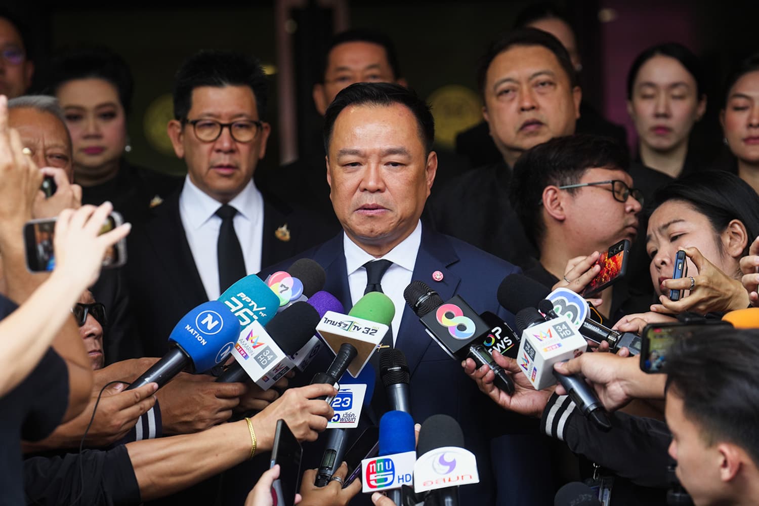 นายกฯ เผย มติ ครม.ให้สถานที่ราชการลดธง 30 วัน ขรก.ไว้ทุกข์ 1 ปี