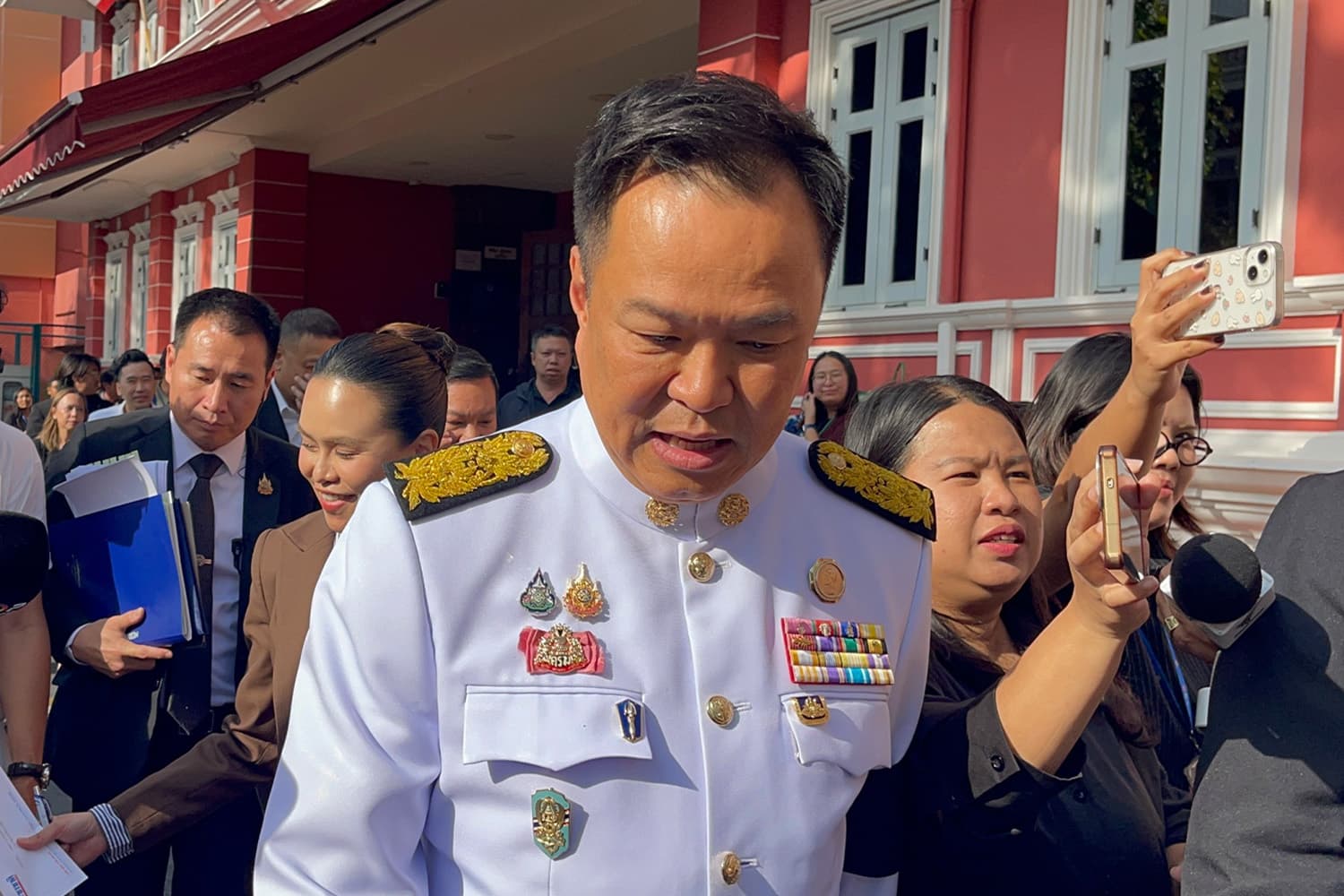 ภาพรวมโอเคทุกอย่าง! ‘อนุทิน’ ออกจากประชุม สมช.ก่อนเวลา