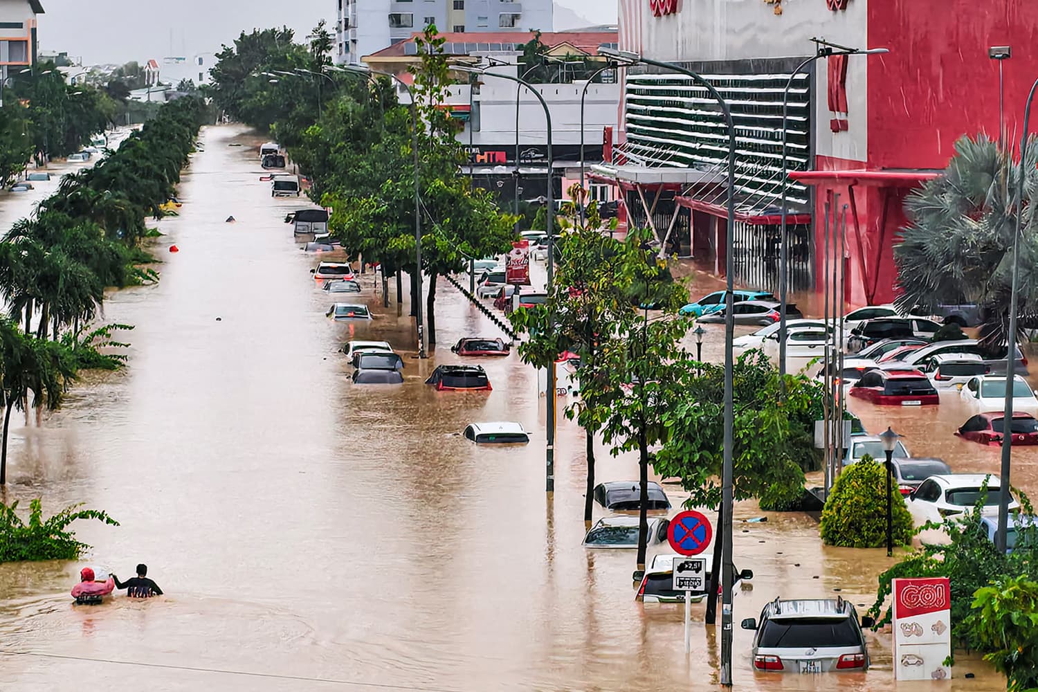 เวียดนามช้ำ! เจอน้ำท่วมหนัก บ้านเรือนกว่า 5 หมื่นหลังจมบาดาล ดับแล้ว 43 ราย