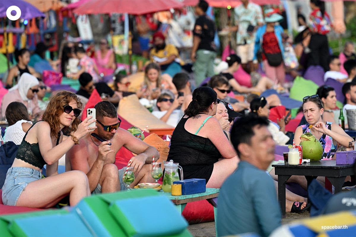 นักท่องเที่ยวต่างชาติเพลิดเพลินกับวันหยุดพักผ่อนที่หาดกูตา ใกล้เมืองเดนปาซาร์ เกาะบาหลี ประเทศอินโดนีเซีย เมื่อวันที่ 31 พ.ค. 2025 (Photo by SONNY TUMBELAKA / AFP)