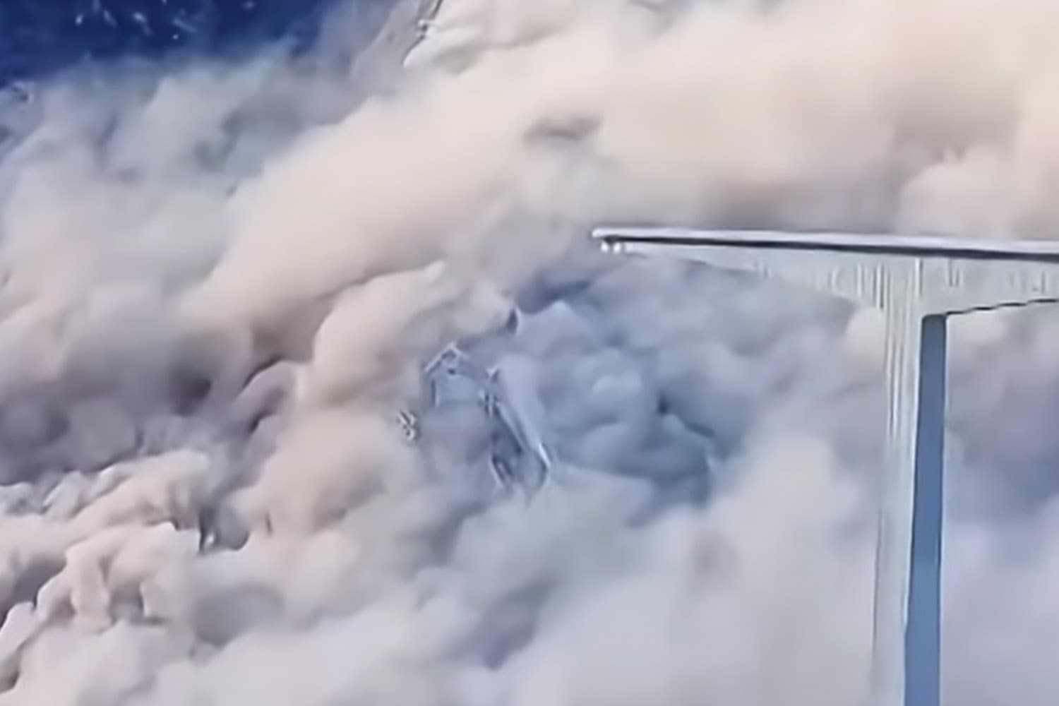 ‘สะพานหงฉี’ ในมณฑลเสฉวนของจีนที่เพิ่งเปิดใช้ไม่ถึง 2 เดือน ‘พังถล่ม’ บางส่วนจนฝุ่นฟุ้งกระจายไปทั่ว