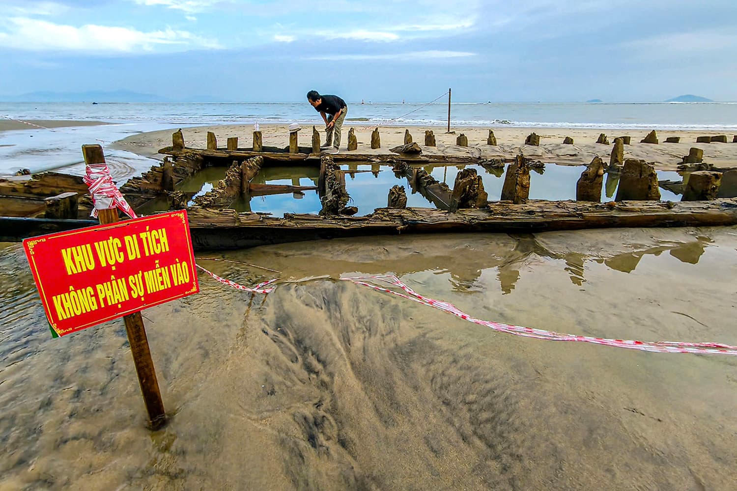 ‘ซากเรืออับปาง’ อายุหลายร้อยปีโผล่ขึ้นชายฝั่ง หลังไต้ฝุ่นคัลแมกีพัดถล่มเวียดนาม