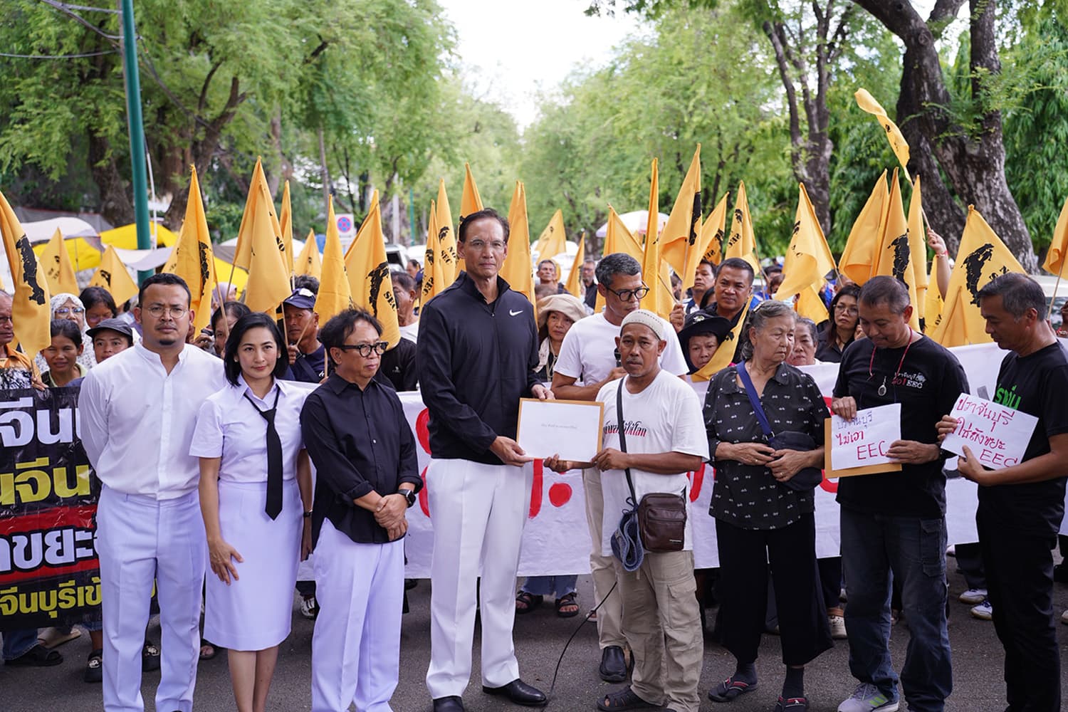 กระทบวิถีชุมชน–สิ่งแวดล้อม! ‘ปชป.’ รับหนังสือภาคประชาชนค้าน ‘SEC–แลนด์บริดจ์’