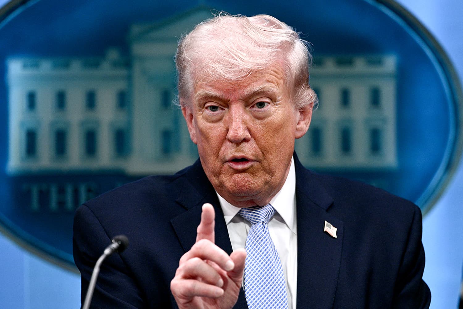 ทรัมป์เผยอาชีพประธานาธิบดีเป็นอาชีพอันตรายหลังมือปืนบุกยิงในงานเลี้ยงที่ทำเนียบขาว