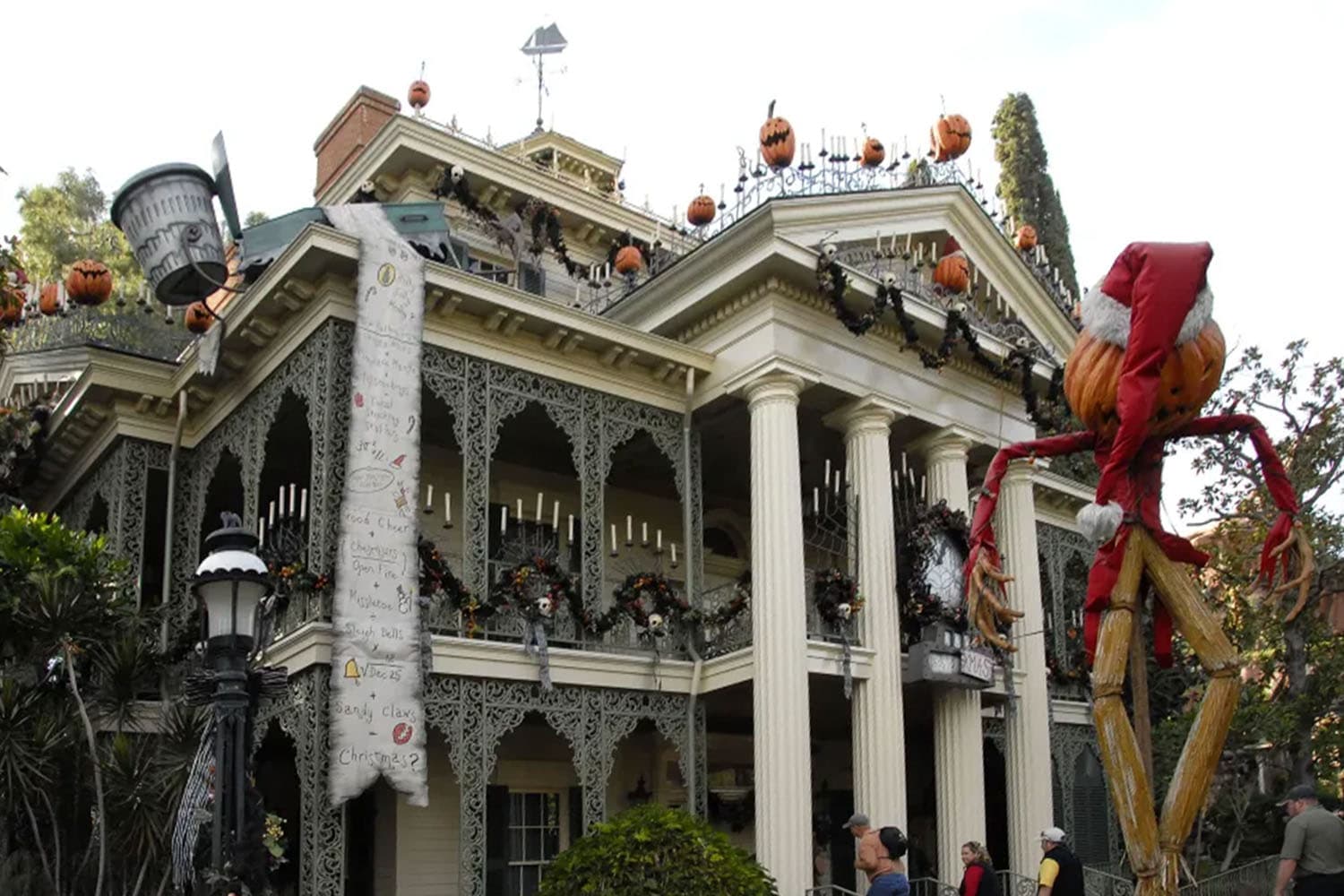 หญิงวัยเกษียณเสียชีวิตหลังเล่นเครื่องเล่น Haunted Mansion ในดิสนีย์แลนด์