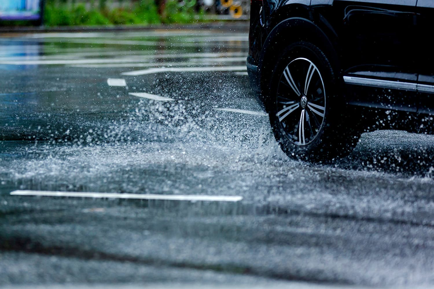 รถน้ำมัน vs รถ EV ดูแลหน้าฝนต่างกันยังไง?