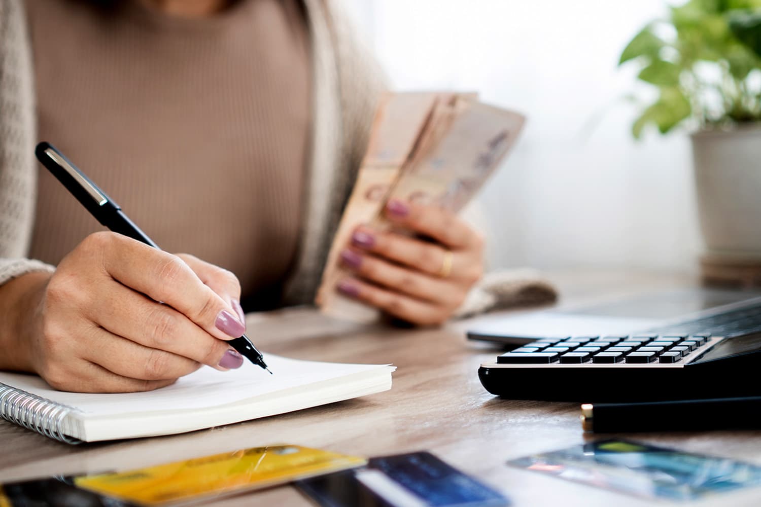 เศรษฐกิจผันผวน หนี้สูง คนไทยต้องเร่งเสริมภูมิคุ้มกันทางการเงิน