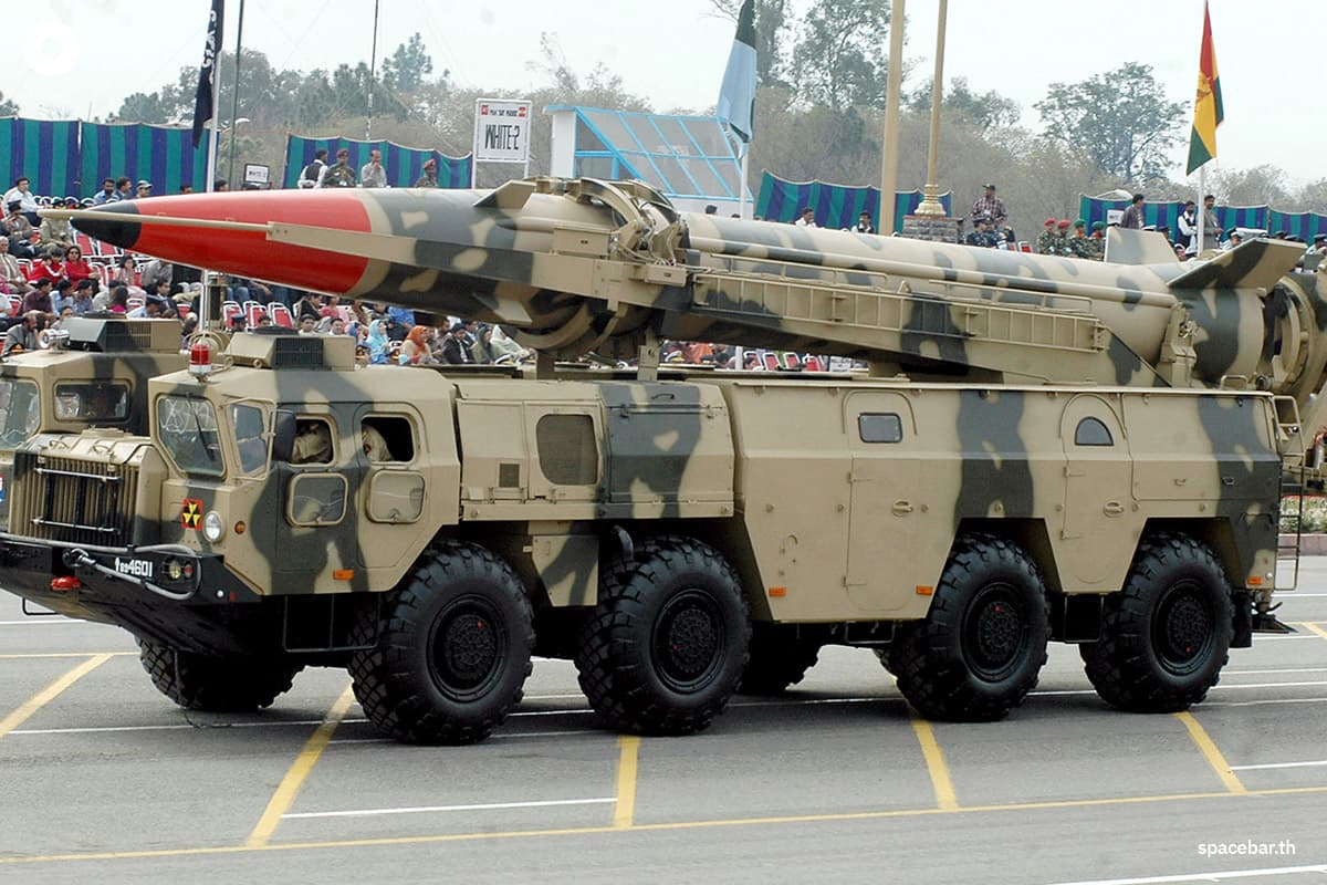 ขีปนาวุธพิสัยกลาง Shaheen I ที่สามารถบรรจุหัวรบนิวเคลียร์ พร้อมแท่นยิง ในขบวนพาเหรดวันชาติปากรสถานในกรุงอิสลามาบัด เมื่อวันที่ 23 มี.ค. 2005 Photo by FAROOQ NAEEM / AFP
