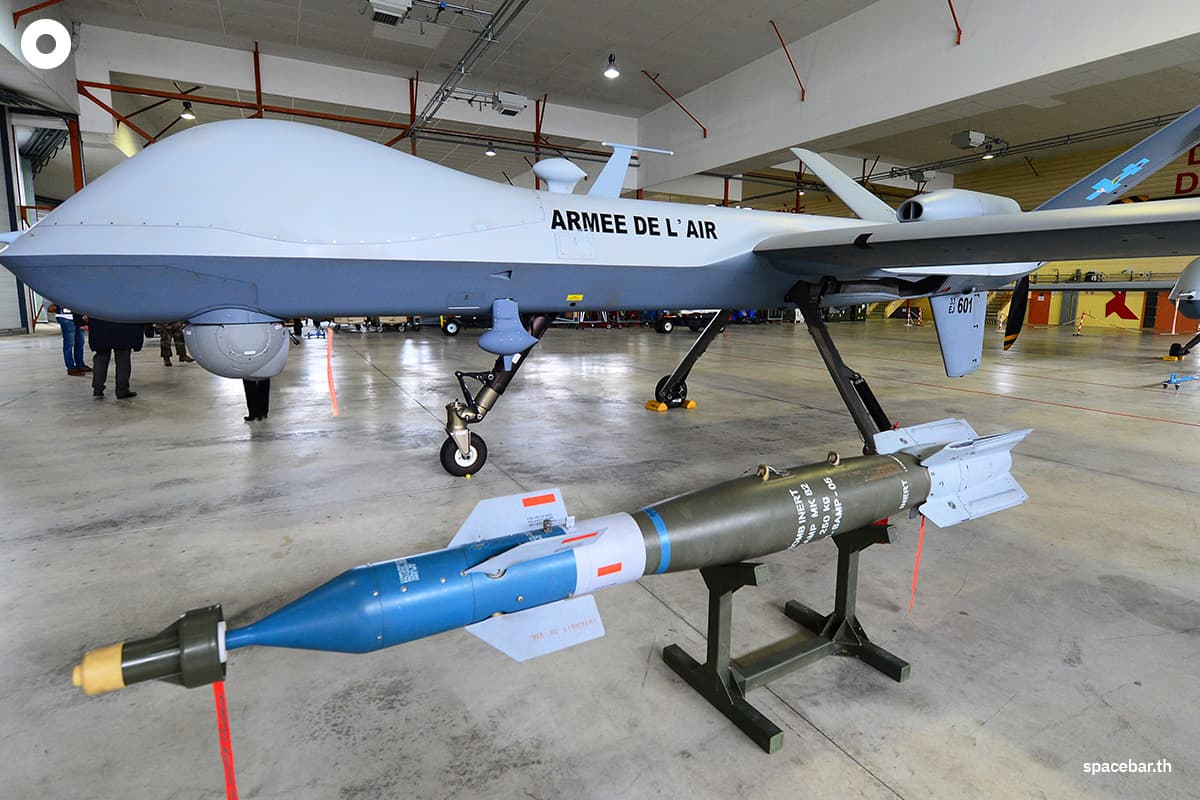 ระเบิดนำวิถีด้วยเลเซอร์ GBU-12 Paveway (ล่าง) ที่ฐานทัพอากาศ BA 709 คอนญัก-ชาโตแบร์นาร์ดของฝรั่งเศส (Photo by MEHDI FEDOUACH / POOL / AFP)