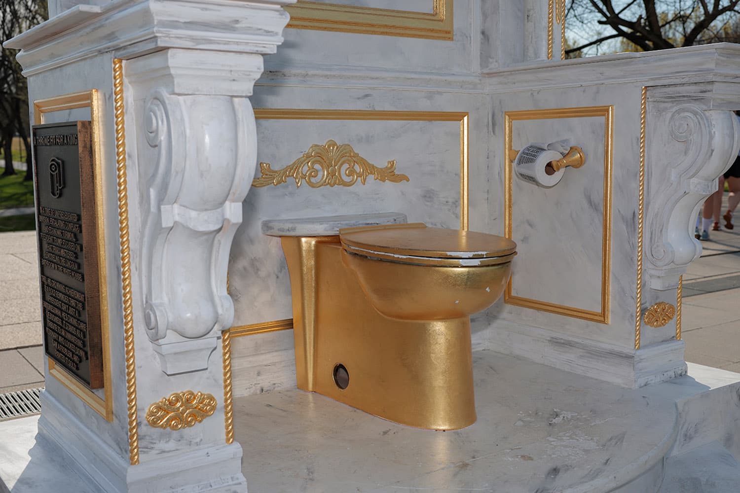 ‘บัลลังก์ชักโครกสีทอง’ โผล่ตั้งกลางกรุงวอชิงตัน ดี.ซี.เสียดสีทรัมป์รีโนเวททำเนียบขาว