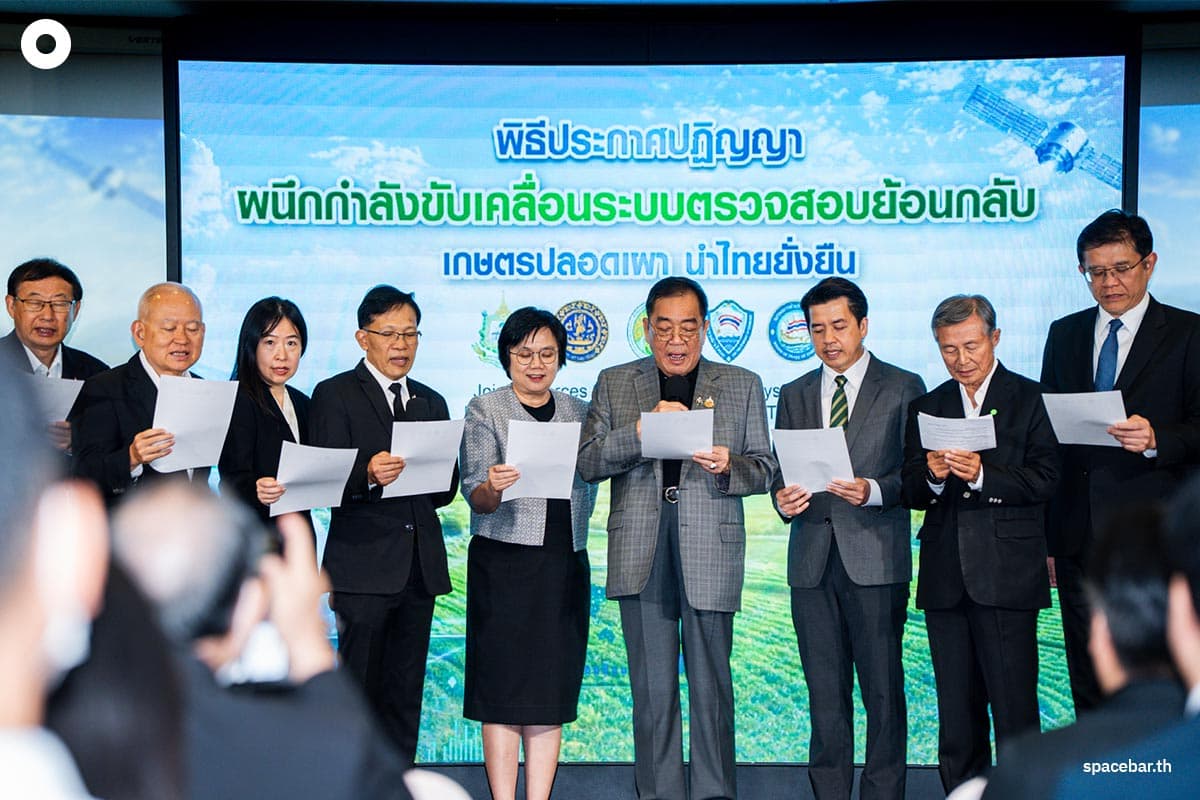 ดร.พจน์ อร่ามวัฒนานนท์ ประธานกรรมการหอการค้าไทย และสภาหอการค้าแห่งประเทศไทย พร้อมพันธมิตรกว่า 100 องค์กร ร่วมกล่าวปฏิญญา ผนึกกำลังขับเคลื่อนระบบตรวจสอบย้อนกลับ “เกษตรปลอดเผา นำไทยยั่งยืน”