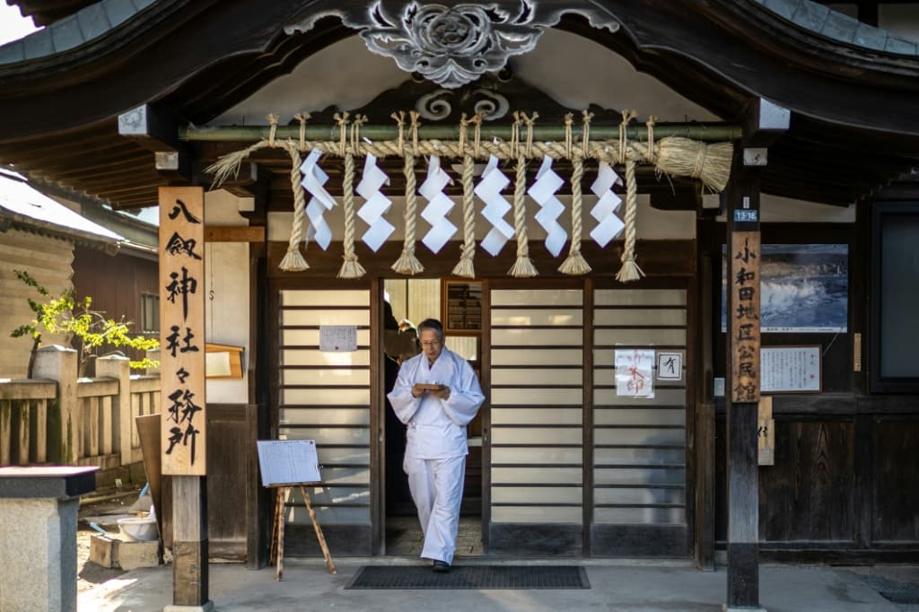 เมื่อทางข้ามปรากฏขึ้น นักบวชของยาซึรุกิจะประกอบพิธีกรรมชินโตบนน้ำแข็ง ซึ่งเป็นสิ่งที่มิยาซากะทำได้เพียง 11 ครั้งในรอบกว่าสี่ทศวรรษของการทำงาน