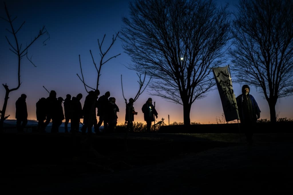 ชายกลุ่มหนึ่งกำลังมุ่งหน้าไปยังทะเลสาบสุวะในจังหวัดนางาโนะ เพื่อค้นหาปรากฏการณ์ที่เรียกว่า "ทางเดินของพระเจ้า"