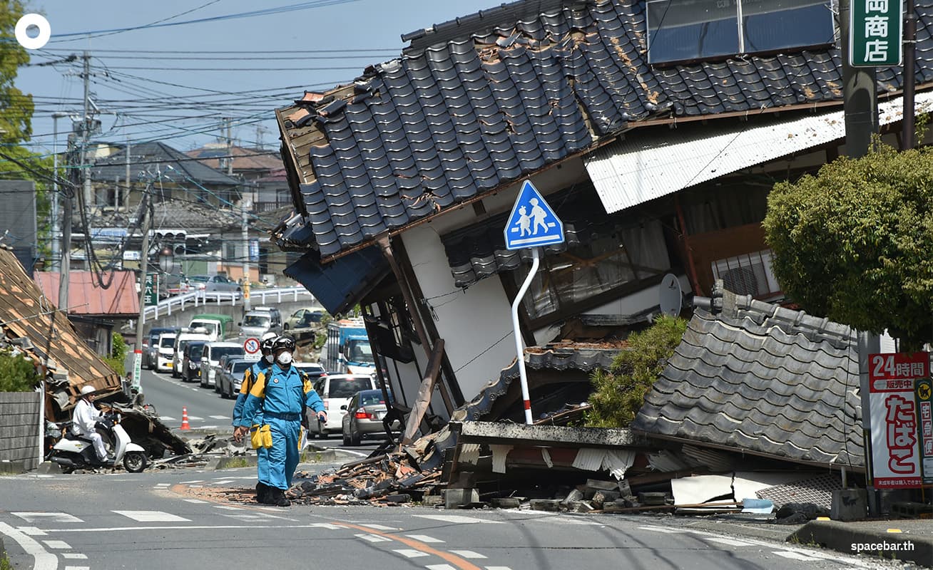 (Photo by KAZUHIRO NOGI / AFP/ ภาพเหตุการณ์แผ่นดินไหวในเมืองมาชิกิ จังหวัดคุมาโมโตะเมื่อปี 2016)