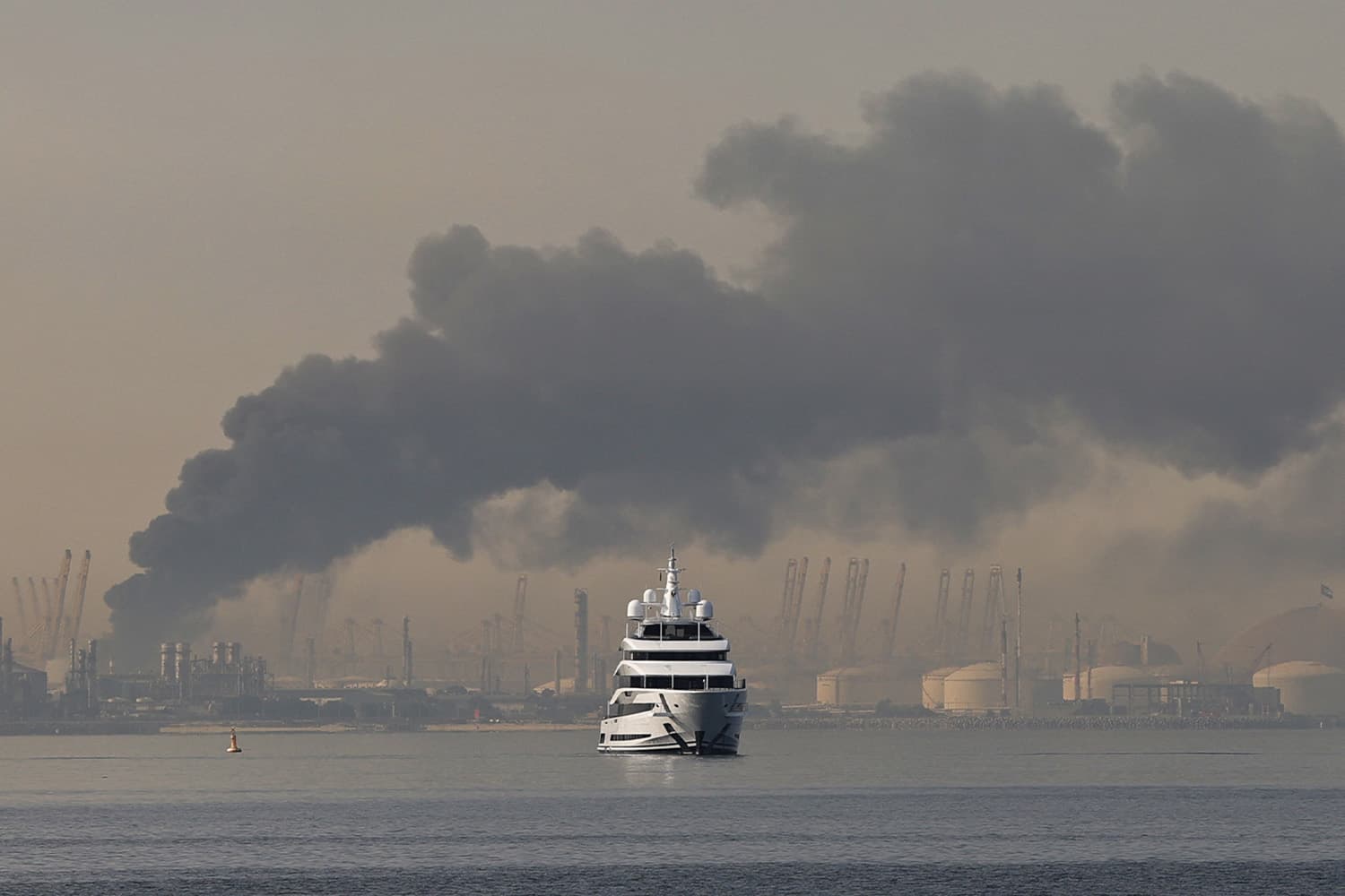 สื่อคูเวตรายงานเรือบรรทุกน้ำมันถูกอิหร่านโจมตีกลางท่าเรือดูไบ เสี่ยงน้ำมันรั่วไหล
