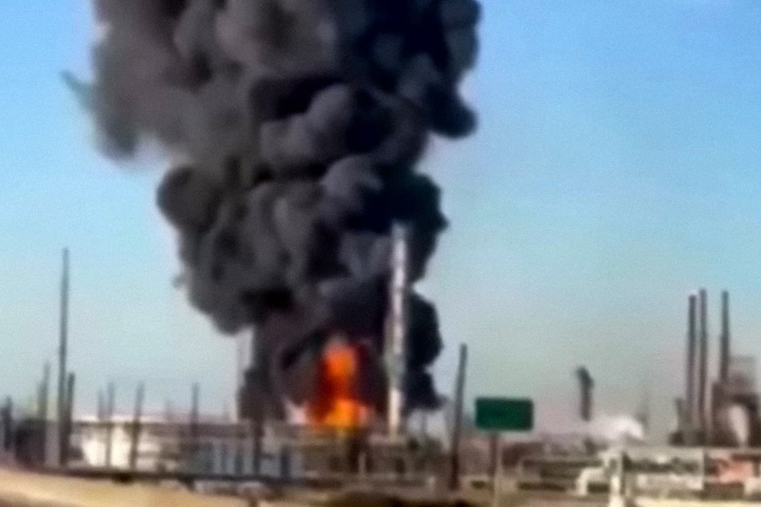 เกิดเหตุระเบิดครั้งใหญ่ที่โรงกลั่นน้ำมันดิบในรัฐเท็กซัส แหล่งแปรรูปน้ำมันกว่า 4 แสนบาร์เรลต่อวัน