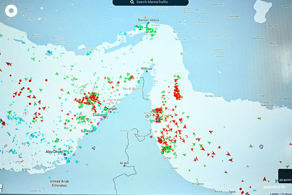 เว็บไซต์ Marinetraffic แสดงการจราจรของเรือพาณิชย์บริเวณขอบช่องแคบฮอร์มุซ ใกล้ชายฝั่งอิหร่าน เมื่อวันที่ 4 มีนาคม 2026 (Photo by JULIEN DE ROSA / AFP)