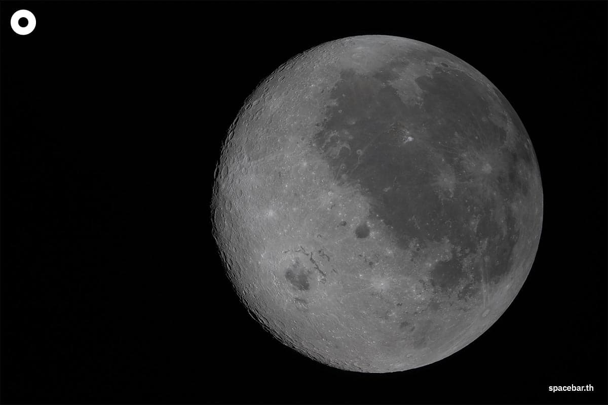 ภาพที่นาซาเผยแพร่นี้แสดงให้เห็นภาพดวงจันทร์ที่ส่องสว่างเต็มที่ รวมถึงแอ่งโอเรียนทาเล และส่วนต่างๆ ของด้านไกลที่ไม่สามารถมองเห็นได้จากโลก เมื่อวันที่ 6 เมษายน 2026 Photo by HANDOUT / NASA / AFP