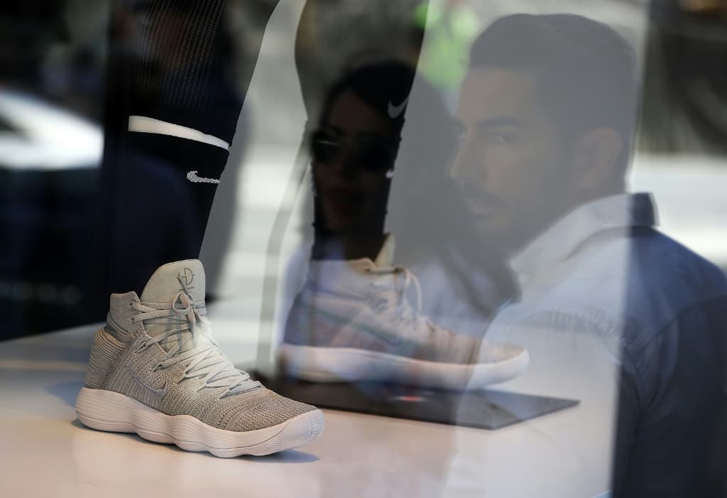 Nike กำไรพุ่ง 5 เท่าจากเงินคืนภาษี แต่ยอดขายจีนดิ่ง 12% ฉุดแนวโน้มธุรกิจ
