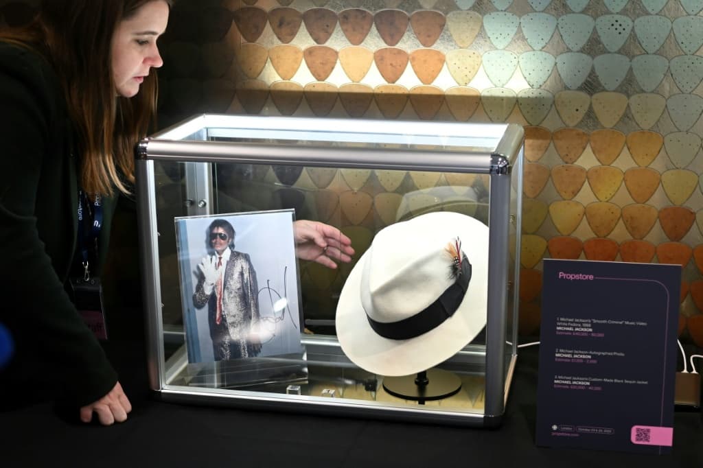 ไมเคิล แจ็กสัน สวมหมวกเฟโดราสีขาวในมิวสิควิดีโอเพลง Smooth Criminal ปี 1988
