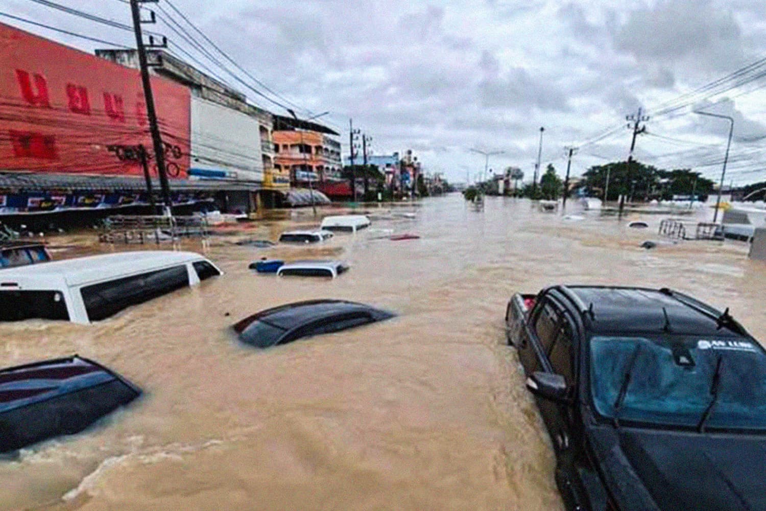 สื่อนอกยังเกาะติดสถานการณ์น้ำท่วมครั้งใหญ่! ‘ฝน 300 ปี’ กระหน่ำภาคใต้