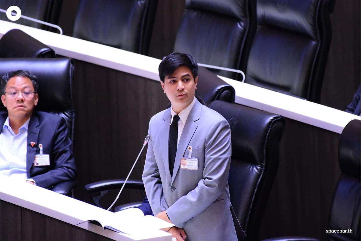 parliament-questions-prime-minister-absence-and-demands-explanation-SPACEBAR-Photo01.jpg