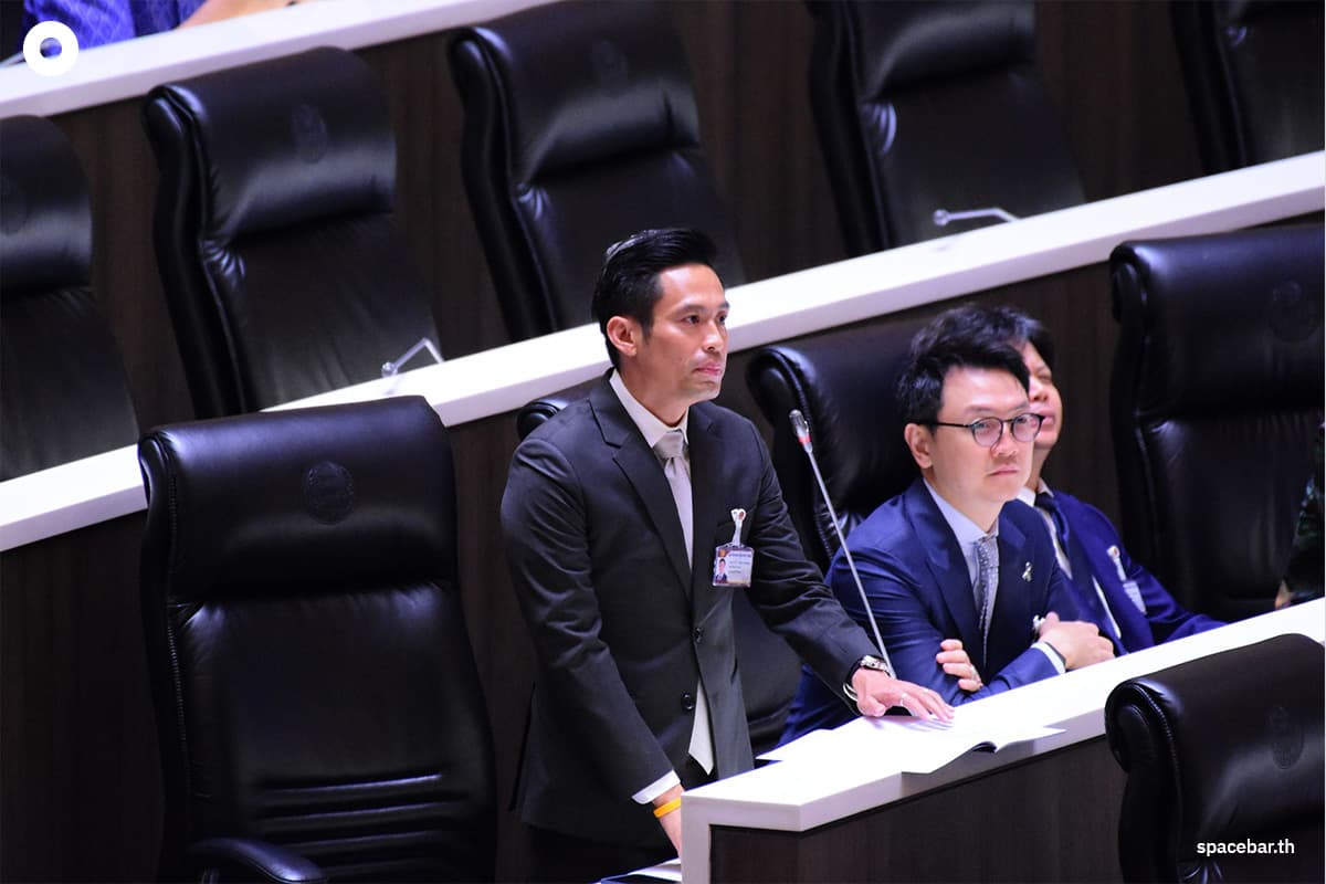 parliament-questions-prime-minister-absence-and-demands-explanation-SPACEBAR-Photo02.jpg