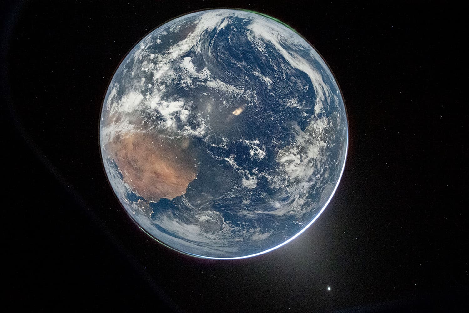 PhotoStory- ภาพนี้ถูกเผยแพร่โดย NASA แสดงให้เห็นโลกทั้งใบที่มองเห็นผ่านหน้าต่างของยานอวกาศโอไรออน ซึ่งถูกถ่ายโดย รีด ไวส์แมน ผู้บัญชาการยานอาร์ทิมิส 2 เมื่อวันที่ 2 เมษายน 2026 (Photo by REID WISEMAN/NASA / NASA / AFP)