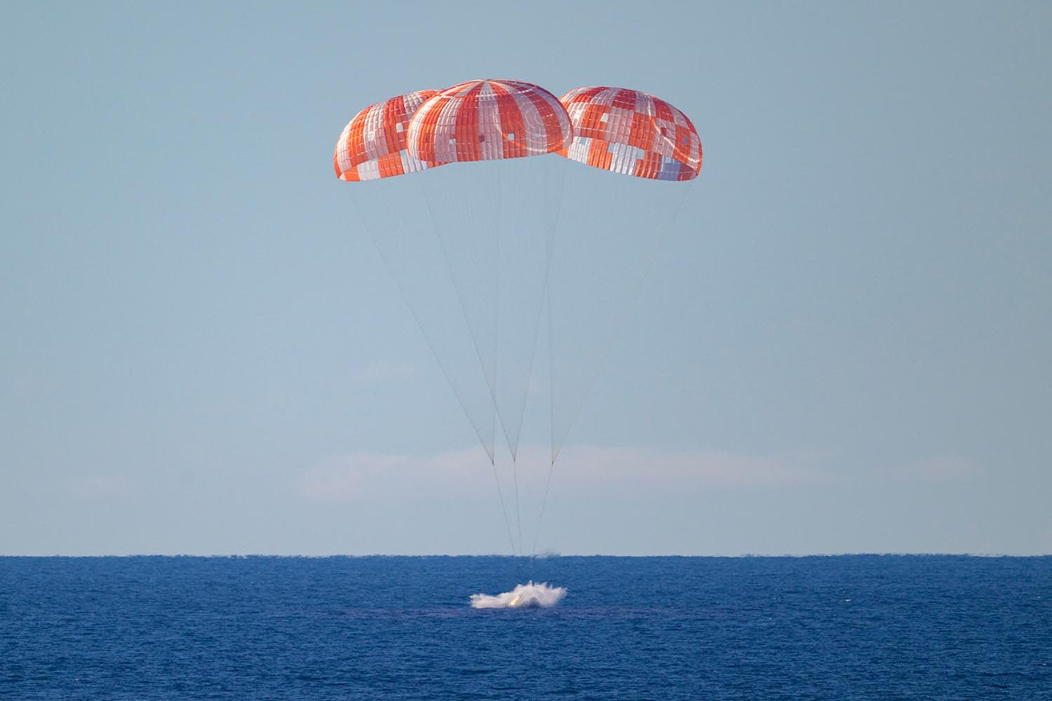 PhotoStory- ภาพถ่ายนี้เผยแพร่โดย NASA แสดงให้เห็นยานอวกาศโอไรออนพร้อมด้วยลูกเรืออาร์ทิมิส 2 ทั้ง 4 คน ขณะลงจอดในมหาสมุทรแปซิฟิก นอกชายฝั่งแคลิฟอร์เนีย เมื่อวันที่ 10 เมษายน 2026 (Photo by NASA)