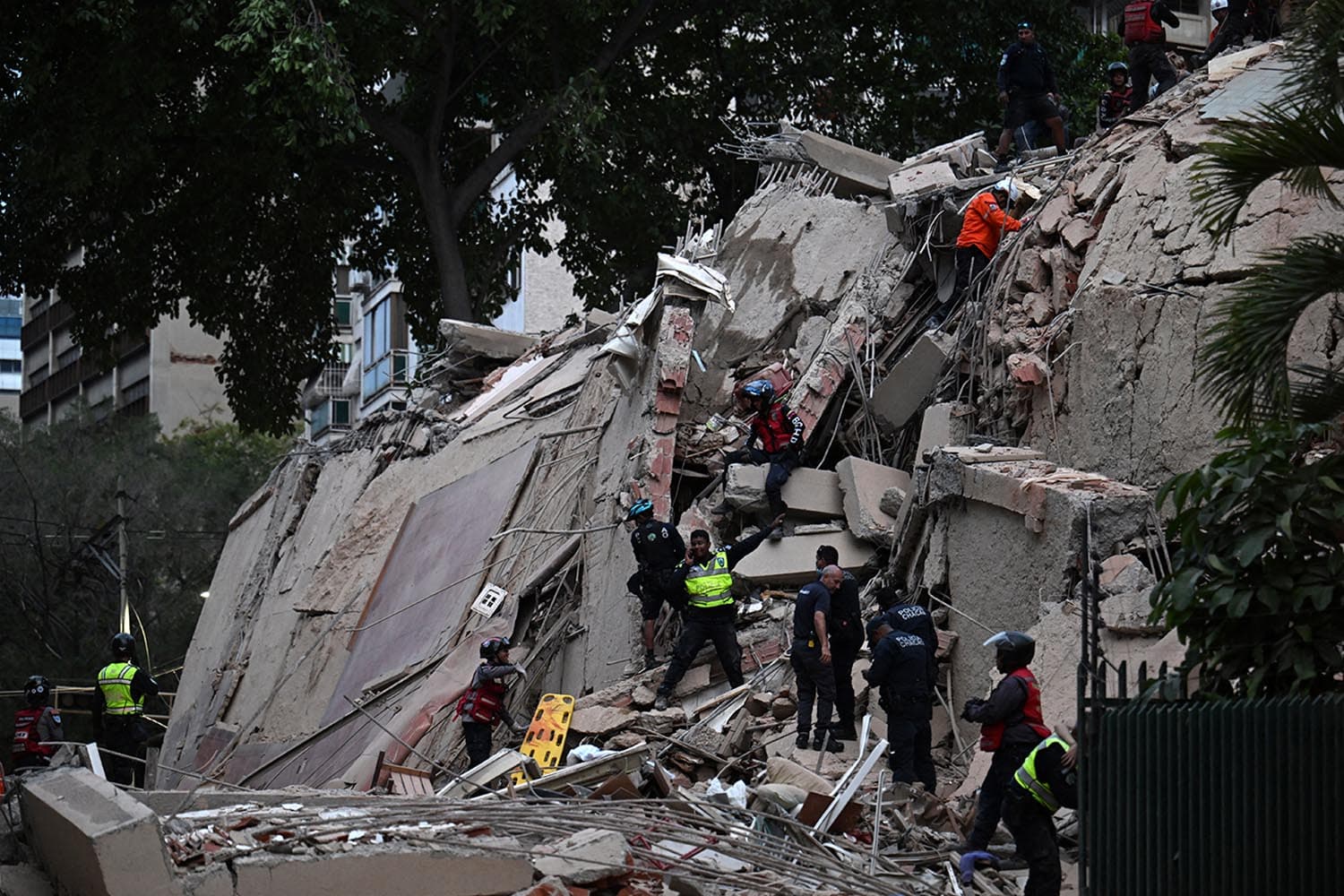 photo-story-powerful-earthquakes-rock-venezuela-SPACEBAR-Hero.jpg