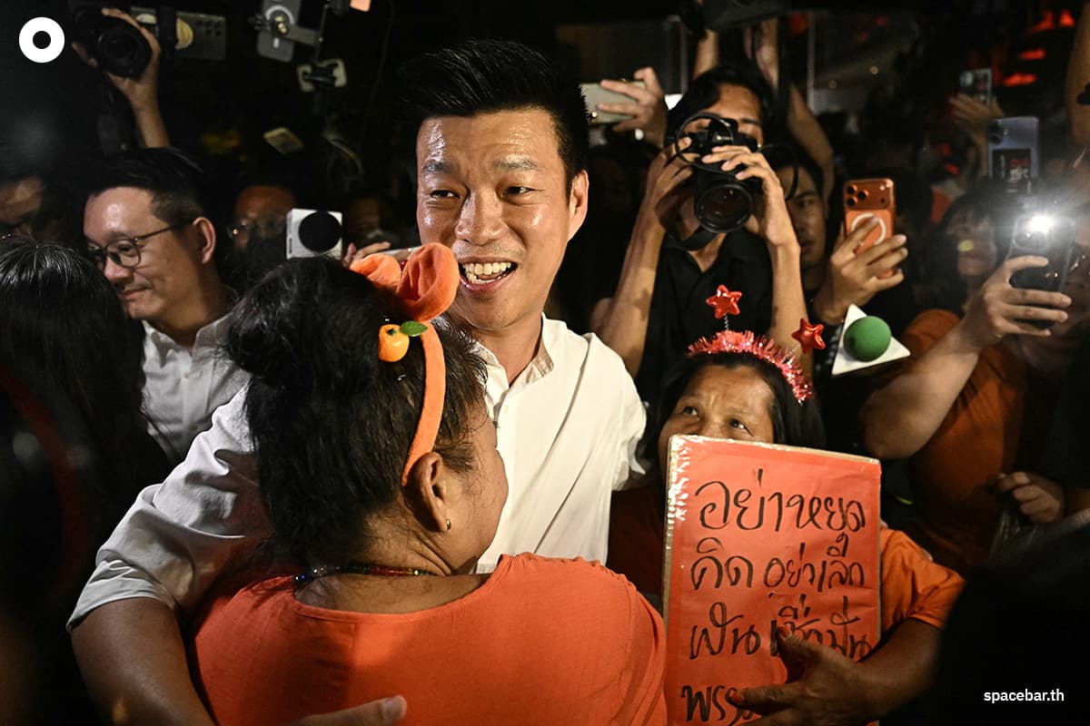 ณัฐพงษ์ เรืองปัญญาวุฒิ หัวหน้าพรรคประชาชน ถูกผู้สนับสนุนโอบกอดที่สำนักงานใหญ่พรรค เมื่อวันที่ 8 กุมภาพันธ์ 2026 Photo by LILLIAN SUWANRUMPHA / AFP