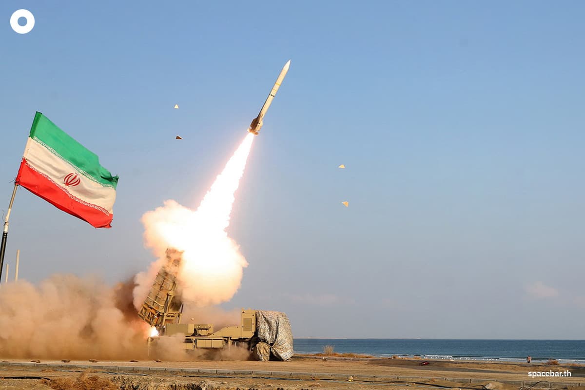 ภาพที่เผยแพร่โดยสำนักงานกองทัพอิหร่านเมื่อวันที่ 31 ธันวาคม 2022 แสดงให้เห็นทหารอิหร่านกำลังฝึกซ้อมทางทหารที่หาดมากรานในอ่าวโอมาน ใกล้กับช่องแคบฮอร์มุซ (Photo by Iranian Army office / AFP)