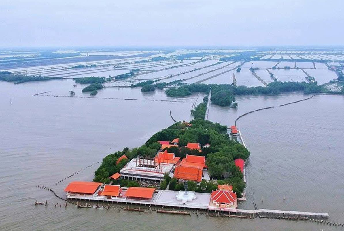 “วัดขุนสมุทรจีน” ตำบลแหลมฟ้าผ่า อำเภอพระสมุทรเจดีย์ จังหวัดสมุทรปราการ พื้นที่ที่มีการกัดเซาะที่รุนแรงที่สุดในประเทศไทย อดีตมีเนื้อที่กว่า 76 ไร่ ปัจจุบันเหลือเพียง 5 ไร่ / Sonthi Kotchawat