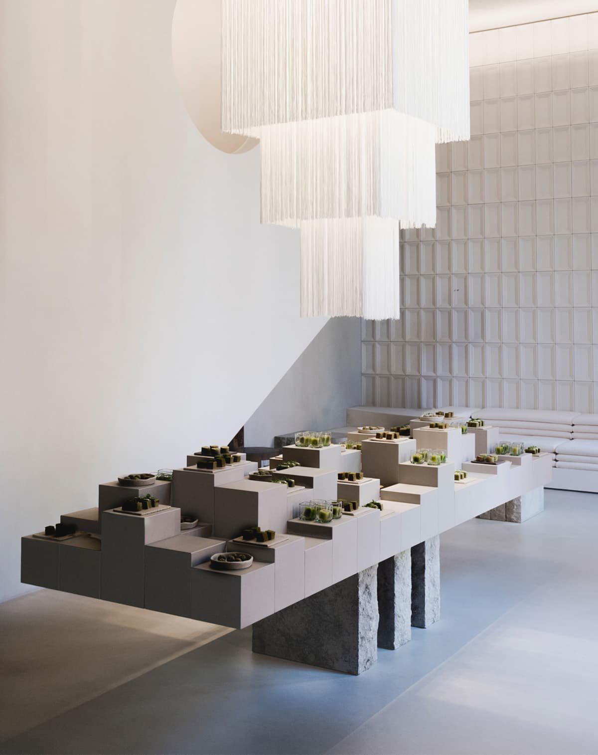 ผลงานสร้างสรรค์อาหารอันปราณีตของ V-ZUG ภายใต้ชื่อ Banquet Echos ที่นำเสนอเมนูอาหารในโทนสีเขียว ม่วง และขาว-ดำ