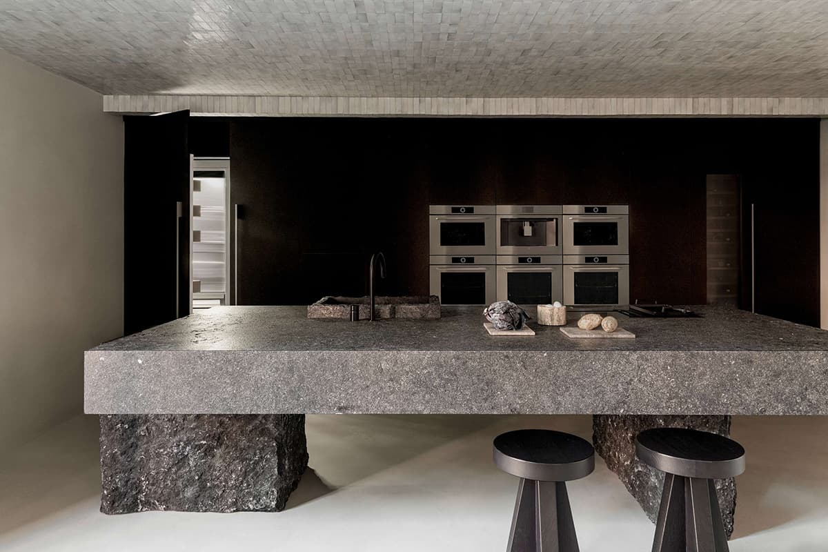 V-ZUG Studio Milano จัดแสดงตู้เย็นล่าสุดที่ติดตั้งพร้อมกับชุดเครื่องครัว เสริมให้ดีไซน์ของห้องครัวดูโดดเด่นและเรียบโก้