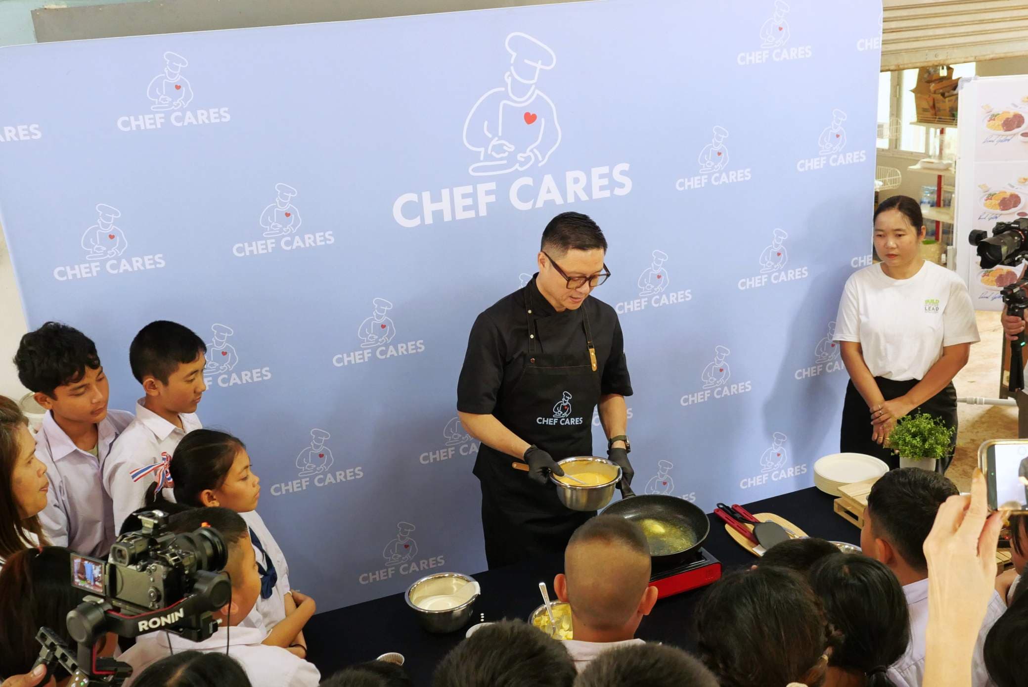 เชฟพฤกษ์ สัมพันธวรบุตร สอนเด็กๆ ทำอาหารเช้า / ภาพ วารุณี มณีคำ