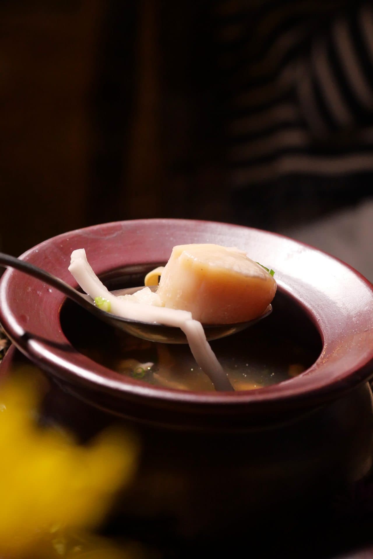 เมนูจากวัตถุดิบท้องถิ่นที่รังสรรค์โดยเชฟวุฒิ–วุฒิศักดิ์ วุฒิอัมพร / ภาพ วารุณี มณีคำ