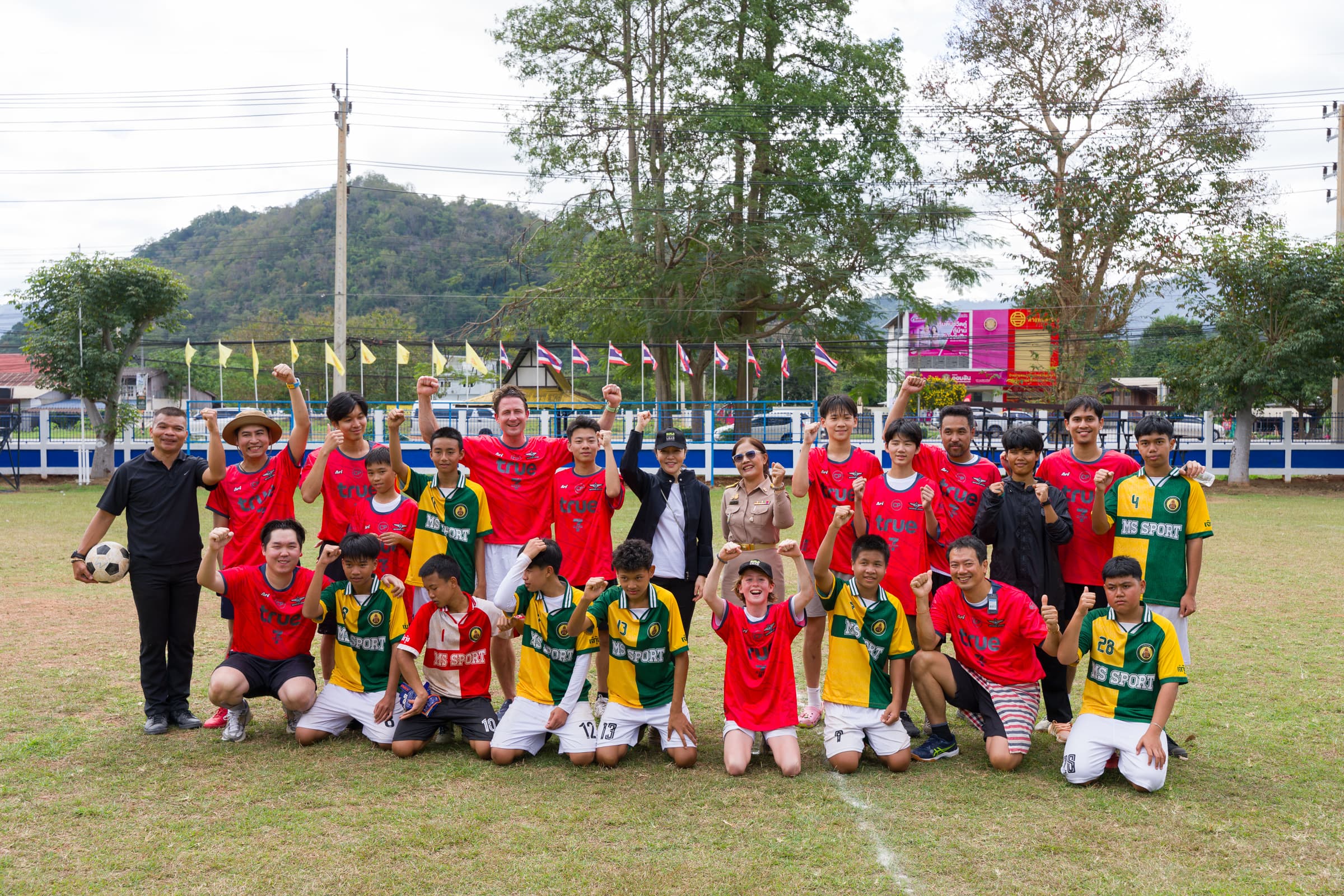 มาริษา เจียรวนนท์ ผู้อำนวยการโรงเรียน และเด็กๆ โรงเรียนบ้านหมูสี อำเภอปากช่อง จังหวัดนครราชสีมา