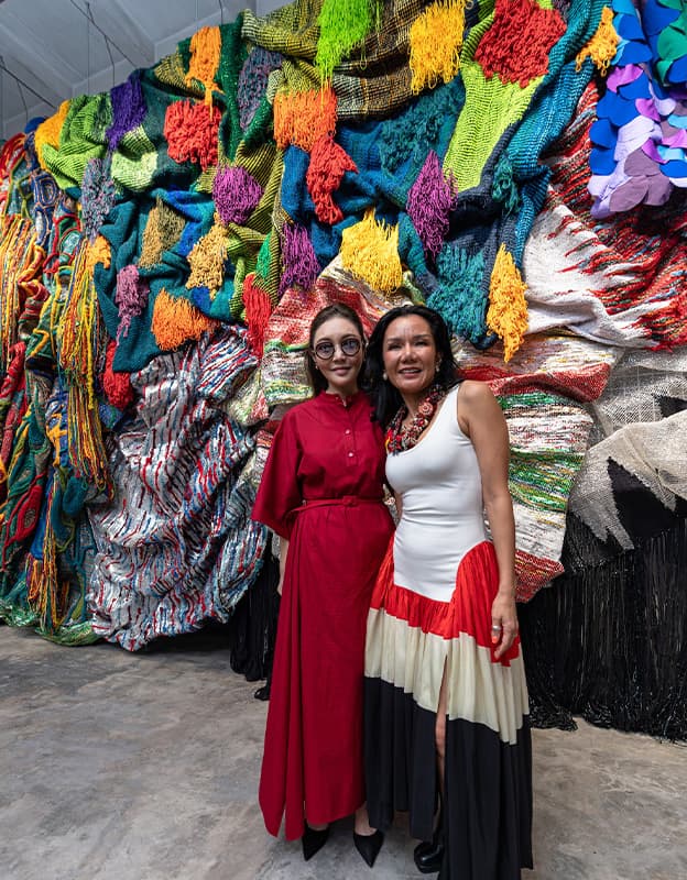 “มุก-เพลินจันทร์ วิญญรัตน์” ศิลปินผู้สร้างสรรค์สิ่งทอและวัสดุเหลือใช้ที่ถูกทอดทิ้งให้กลายเป็นงานศิลปะเปี่ยมคุณค่าและความหมาย