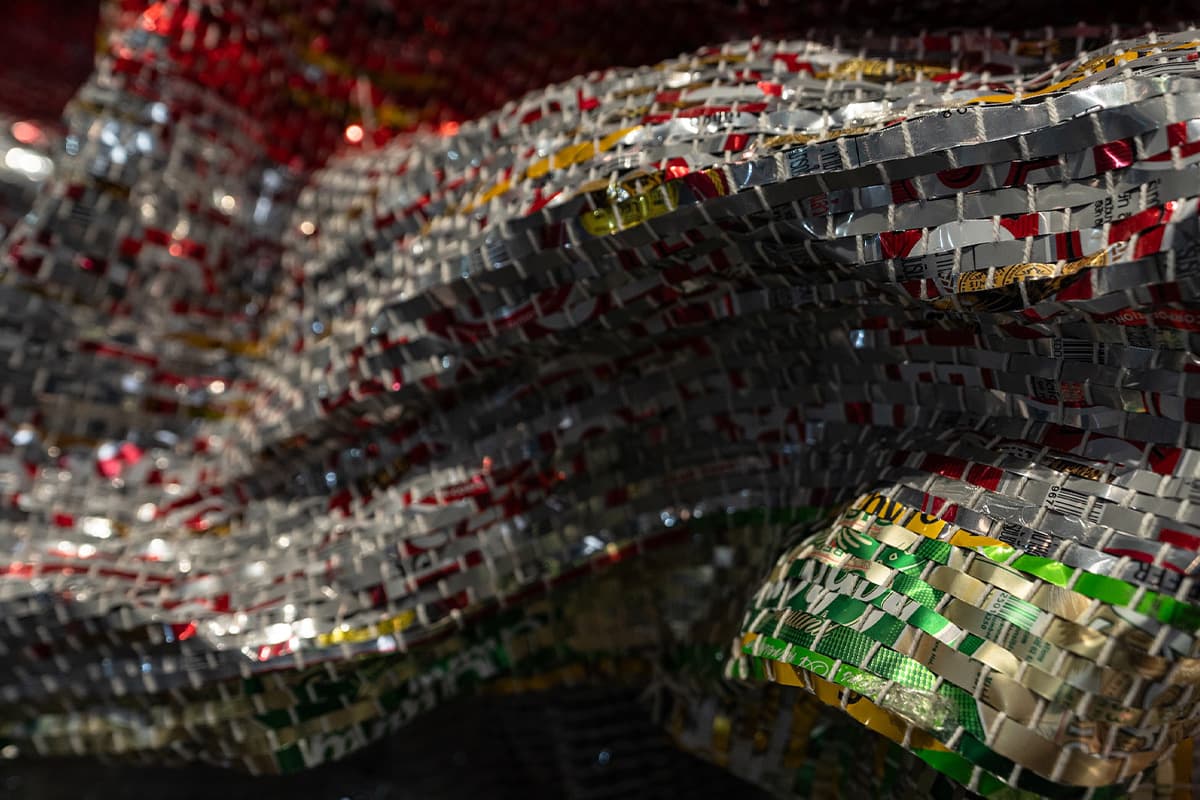 สิ่งของเหลือใช้ที่ไร้คุณค่าถูกนำมาชุบชีวิตใหม่เป็นผลงานศิลปะร่วมสมัย