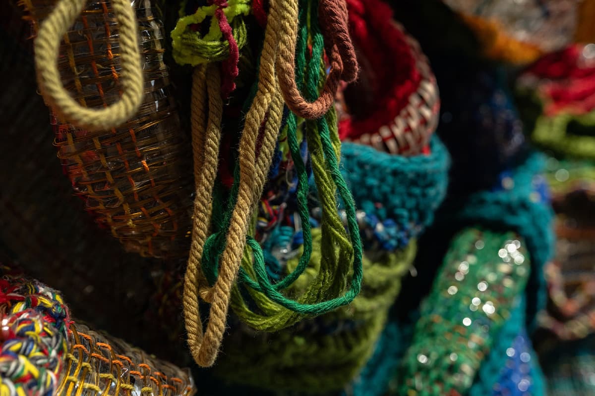 ผลงานของ “มุก-เพลินจันทร์ วิญญรัตน์” ที่นำเศษผ้า และวัสดุเหลือใช้หลากชนิดมาถักทอขึ้นใหม่เป็นงานศิลปะ