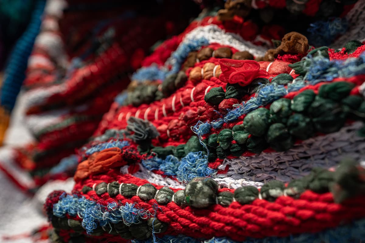 ผลงานของ “มุก-เพลินจันทร์ วิญญรัตน์” ที่นำเศษผ้า และวัสดุเหลือใช้หลากชนิดมาถักทอขึ้นใหม่เป็นงานศิลปะ