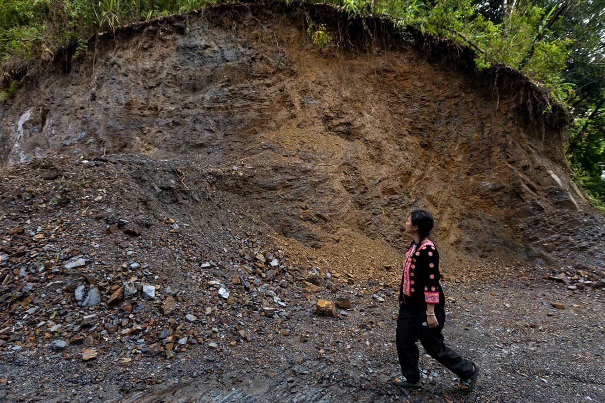 สิริกานต์ เส่งหล้า เดินผ่านจุดที่เกิดดินถล่มครั้งใหญ่ในปี 2565