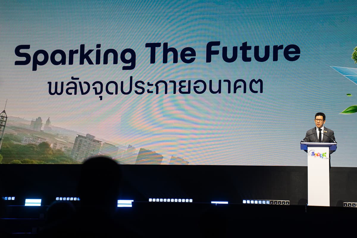 ดร.เอกนิติ นิติทัณฑ์ประภาศ รองนายกรัฐมนตรี และรัฐมนตรีว่าการกระทรวงการคลัง