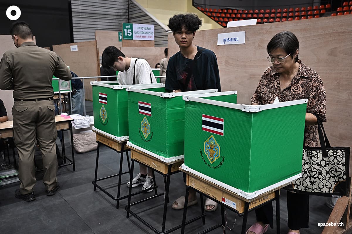 ประชาชนกำลังทำเครื่องหมายในบัตรลงคะแนนระหว่างการลงคะแนนล่วงหน้าในกรุงเทพฯ เมื่อวันที่ 1 กุมภาพันธ์ 2026 ก่อนการเลือกตั้งทั่วไปในวันที่ 8 กุมภาพันธ์ (Photo by Lillian SUWANRUMPHA / AFP)