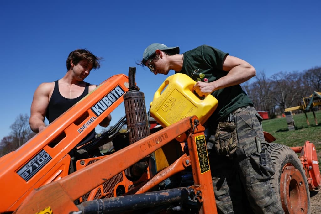 เชื้อเพลิงมีความสำคัญอย่างยิ่งต่อการผลิตในฟาร์ม ตั้งแต่การขับเคลื่อนยานพาหนะไปจนถึงการให้ความร้อนแก่เรือนกระจก