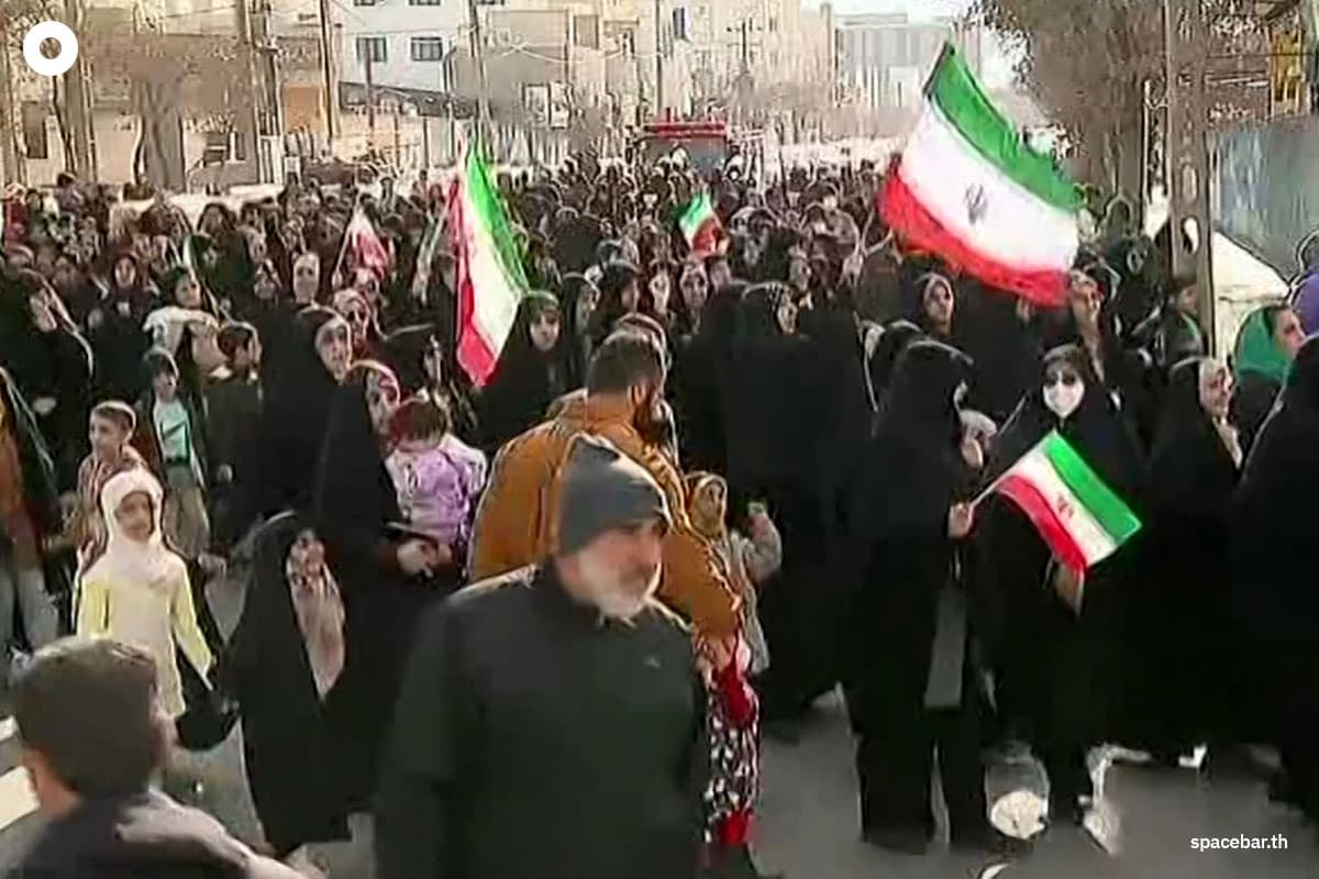 ภาพจากคลิปวิดีโอที่เผยแพร่โดยสำนักข่าวอิหร่านเพรสเมื่อวันที่ 9 มกราคม 2026 แสดงให้เห็นผู้ประท้วงที่สนับสนุนรัฐบาลถือธงชาติอิหร่านในเมืองอารัก ทางตะวันตกเฉียงเหนือของอิหร่าน Photo by - / IRAN PRESS / AFP